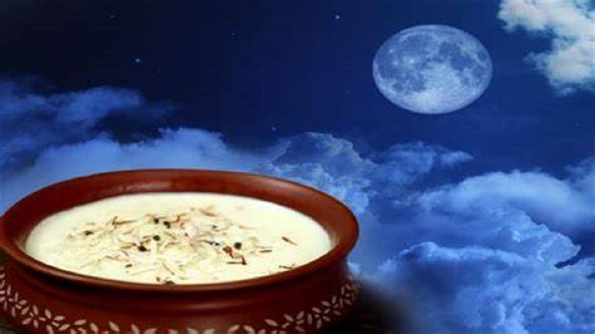 नीले आसमान में चमकता पूर्णिमा का चांद और नीचे मिट्टी के बर्तन में रखी खीर, जो शरद पूर्णिमा खीर मुहूर्त पर अमृत वर्षा को दर्शाती है।