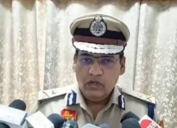 हरियाणा कैडर के सीनियर IPS अधिकारी वाई पूरन कुमार मीडिया को संबोधित कर रहे हैं, जो उनकी सार्वजनिक छवि को दर्शाता है।