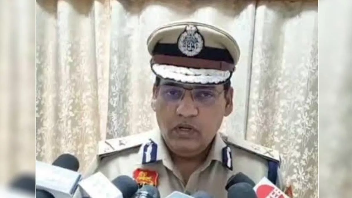 हरियाणा कैडर के सीनियर IPS अधिकारी वाई पूरन कुमार मीडिया को संबोधित कर रहे हैं, जो उनकी सार्वजनिक छवि को दर्शाता है।