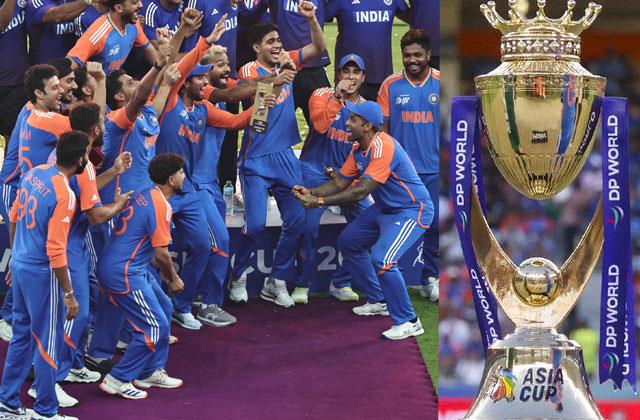 टीम इंडिया के खिलाड़ी जीत का जश्न मनाते हुए और दाहिनी ओर एशिया कप ट्रॉफी, जो एशिया कप ट्रॉफी 2025 विवाद का केंद्र रही।
