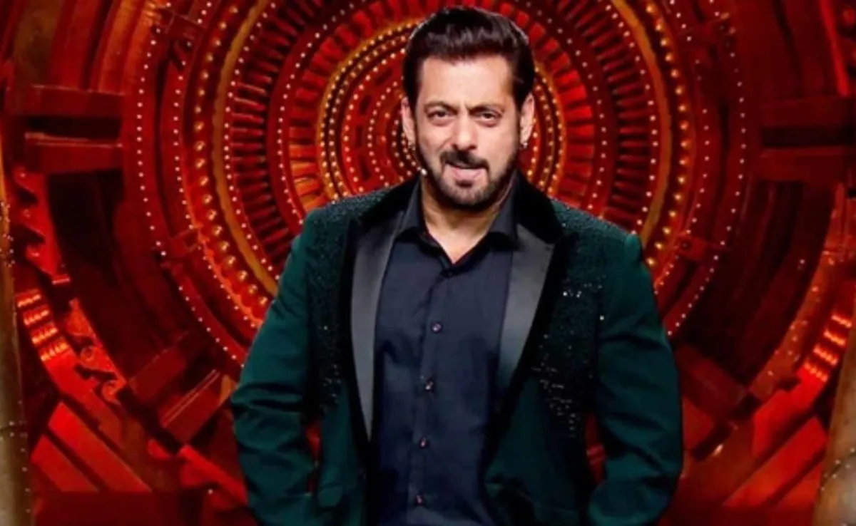 बिग बॉस 19 के होस्ट सलमान खान शो के सेट पर काले और हरे रंग के कोट में खड़े हैं।