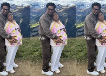 भारती सिंह और हर्ष लिंबाचिया पहाड़ों के बीच खड़े हैं, हर्ष ने प्यार से भारती का बेबी बंप पकड़ा है, जो भारती सिंह दूसरी प्रेग्नेंसी के खूबसूरत पल को दर्शाता है।