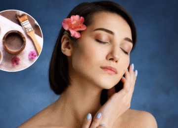 एक महिला अपनी त्वचा पर चमक महसूस कर रही है, साथ में एक घरेलू फेस पैक (आलू, मुल्तानी मिट्टी) का कोलाज है, जो ग्लोइंग स्किन घरेलू नुस्खा को दर्शाता है।
