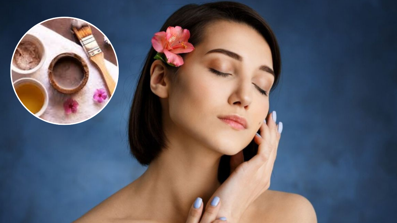 एक महिला अपनी त्वचा पर चमक महसूस कर रही है, साथ में एक घरेलू फेस पैक (आलू, मुल्तानी मिट्टी) का कोलाज है, जो ग्लोइंग स्किन घरेलू नुस्खा को दर्शाता है।