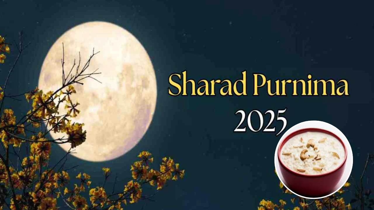एक पूर्णिमा की रात का दृश्य, 'Sharad Purnima 2025' लिखा है और खीर का कटोरा रखा है, जो शरद पूर्णिमा खीर मुहूर्त के उत्सव को दर्शाता है।