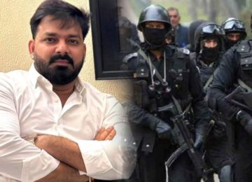 भोजपुरी स्टार पवन सिंह के साथ सुरक्षा गार्ड या ब्लैक कैट कमांडो (प्रतीकात्मक रूप से) खड़े हैं, जो पवन सिंह Y सुरक्षा की आवश्यकता को दर्शाता है।