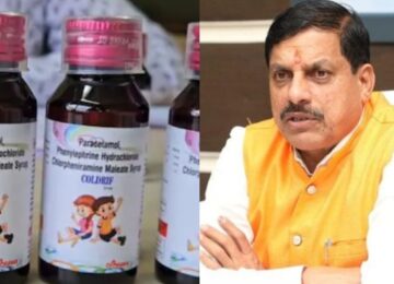एक बैठक में हाथ उठाकर निर्देश देते मुख्यमंत्री डॉ. मोहन यादव, जो कफ सिरप बैन MP से संबंधित कठोर कार्रवाई का संकेत देते हैं।