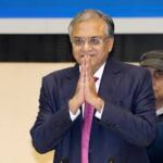 निर्वाचन अधिकारी मतदाता सूची संशोधन शिविर में युवाओं के आवेदन स्वीकार करते हुए।