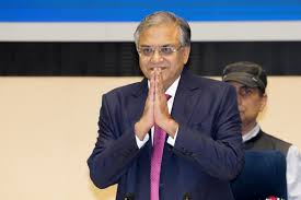 निर्वाचन अधिकारी मतदाता सूची संशोधन शिविर में युवाओं के आवेदन स्वीकार करते हुए।