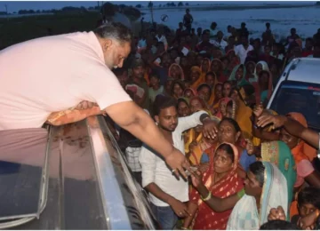 बाढ़ प्रभावित क्षेत्रों में Pappu Yadav distributes money: पूर्णिया सांसद का वीडियो वायरल, लोगों को बाँटी नकद सहायता।