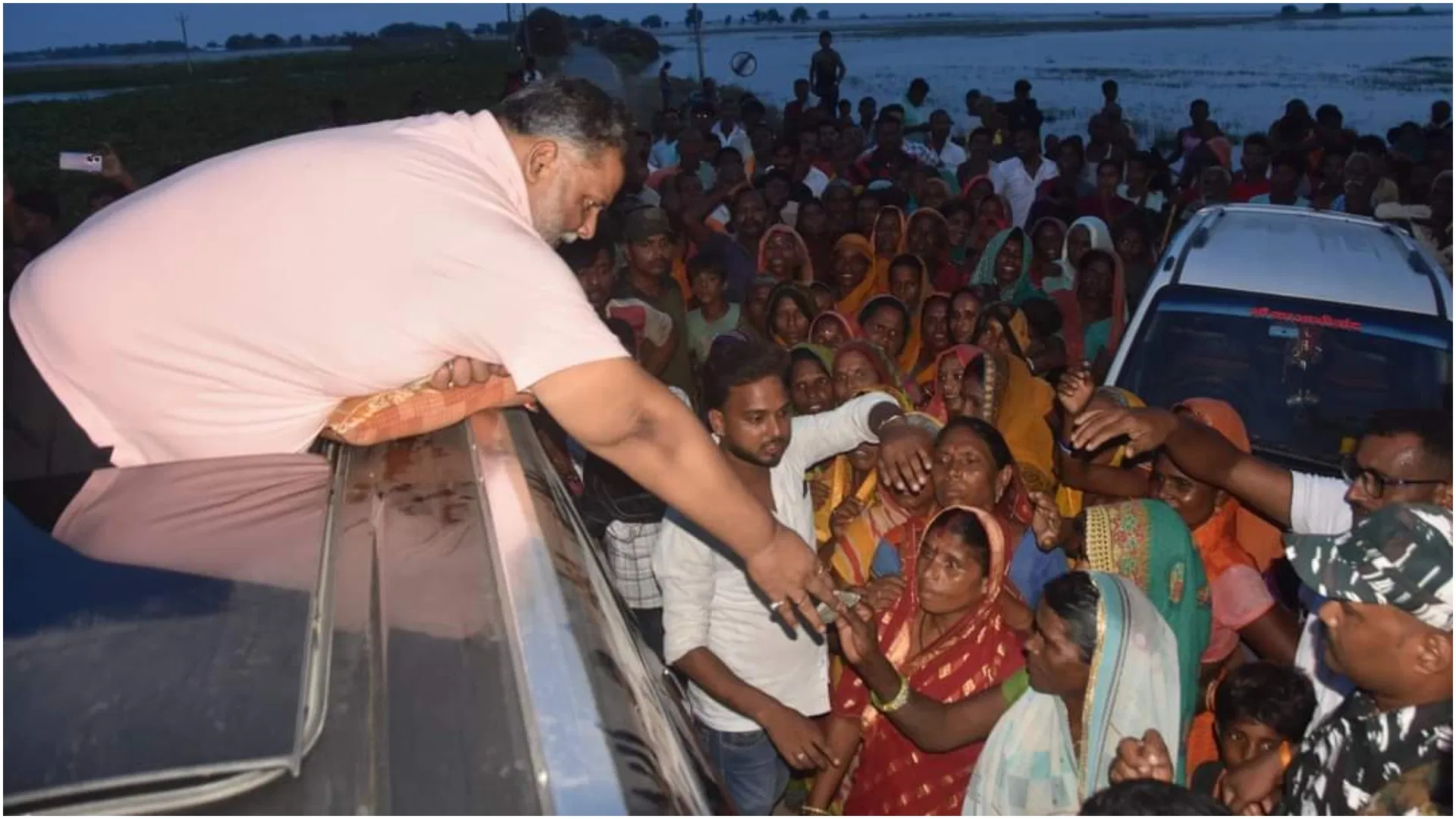 बाढ़ प्रभावित क्षेत्रों में Pappu Yadav distributes money: पूर्णिया सांसद का वीडियो वायरल, लोगों को बाँटी नकद सहायता।