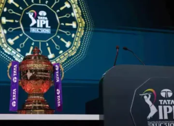आईपीएल 2026 की चमचमाती ट्रॉफी और नीलामी पोडियम का नज़दीकी दृश्य, आईपीएल 2026 नीलामी अपडेट की प्रतीक्षा।