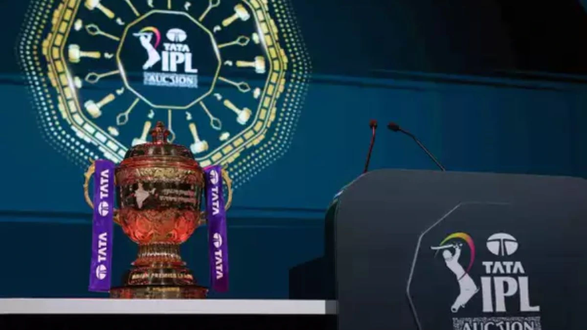 आईपीएल 2026 की चमचमाती ट्रॉफी और नीलामी पोडियम का नज़दीकी दृश्य, आईपीएल 2026 नीलामी अपडेट की प्रतीक्षा।