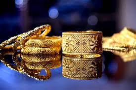 ज्वेलरी शोरूम में सोने के आभूषण प्रदर्शित।