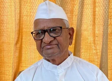 AAP split news with 7 MPs joining BJP and Anna Hazare statement