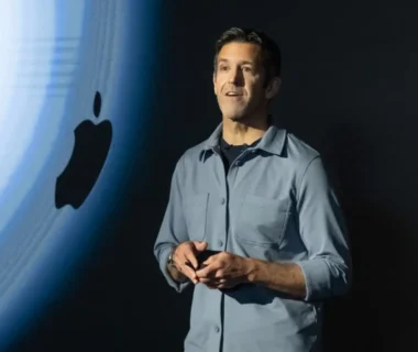 जॉन टर्नस एप्पल के नए CEO और टिम कुक एग्जीक्यूटिव चेयरमैन