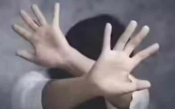 Delhi crime case: symbolic image showing hands raised in a gesture of distress