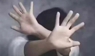 Delhi crime case: symbolic image showing hands raised in a gesture of distress